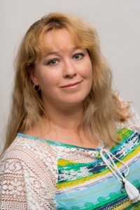 Várhelyi Szilvia : ügyfélszolgálati ügyintéző